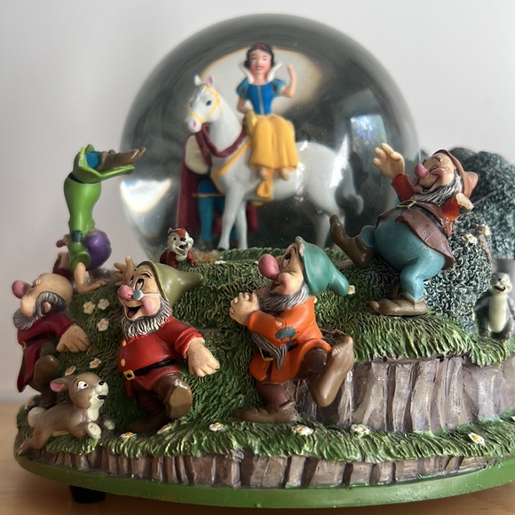Disney Snow White snow globe - Picture 3 of 4